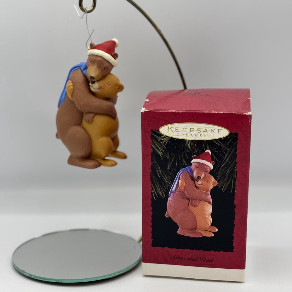 Vintage 1996 Hallmark Keepsake Mom and Dad Bears QX5821 Hugging Candy Cane